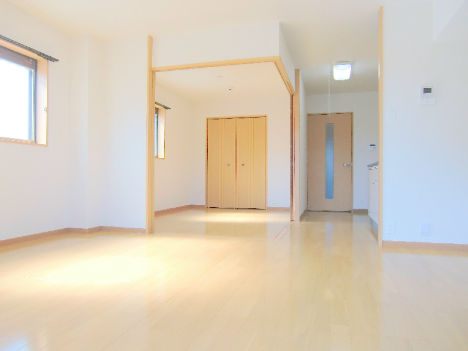 LDKに併設された5.3帖の洋室