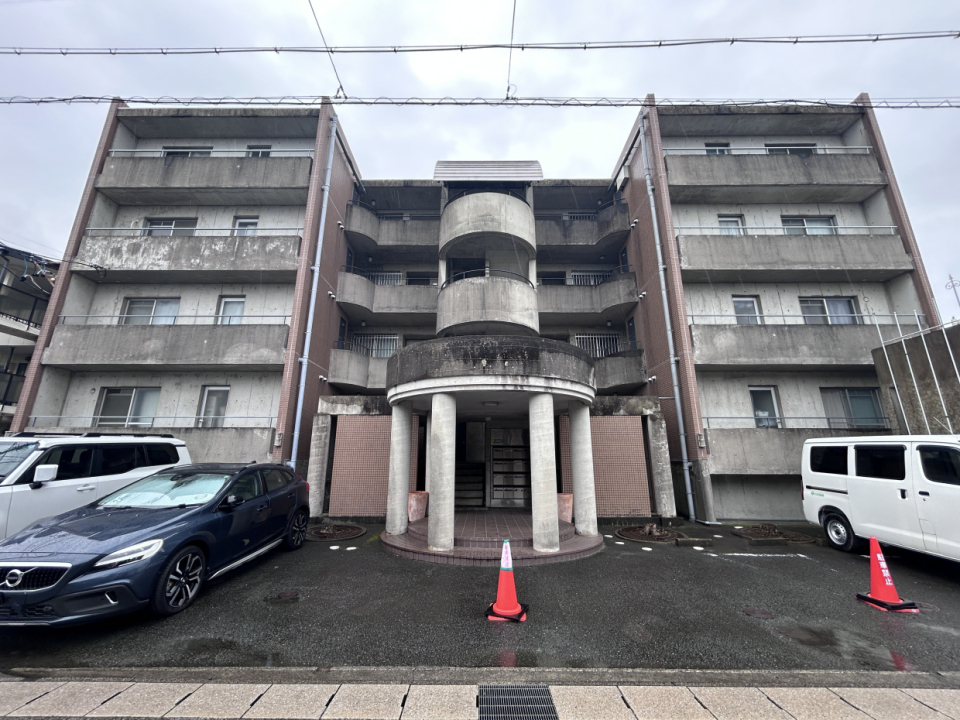 コンクリのカッコいい建物です。