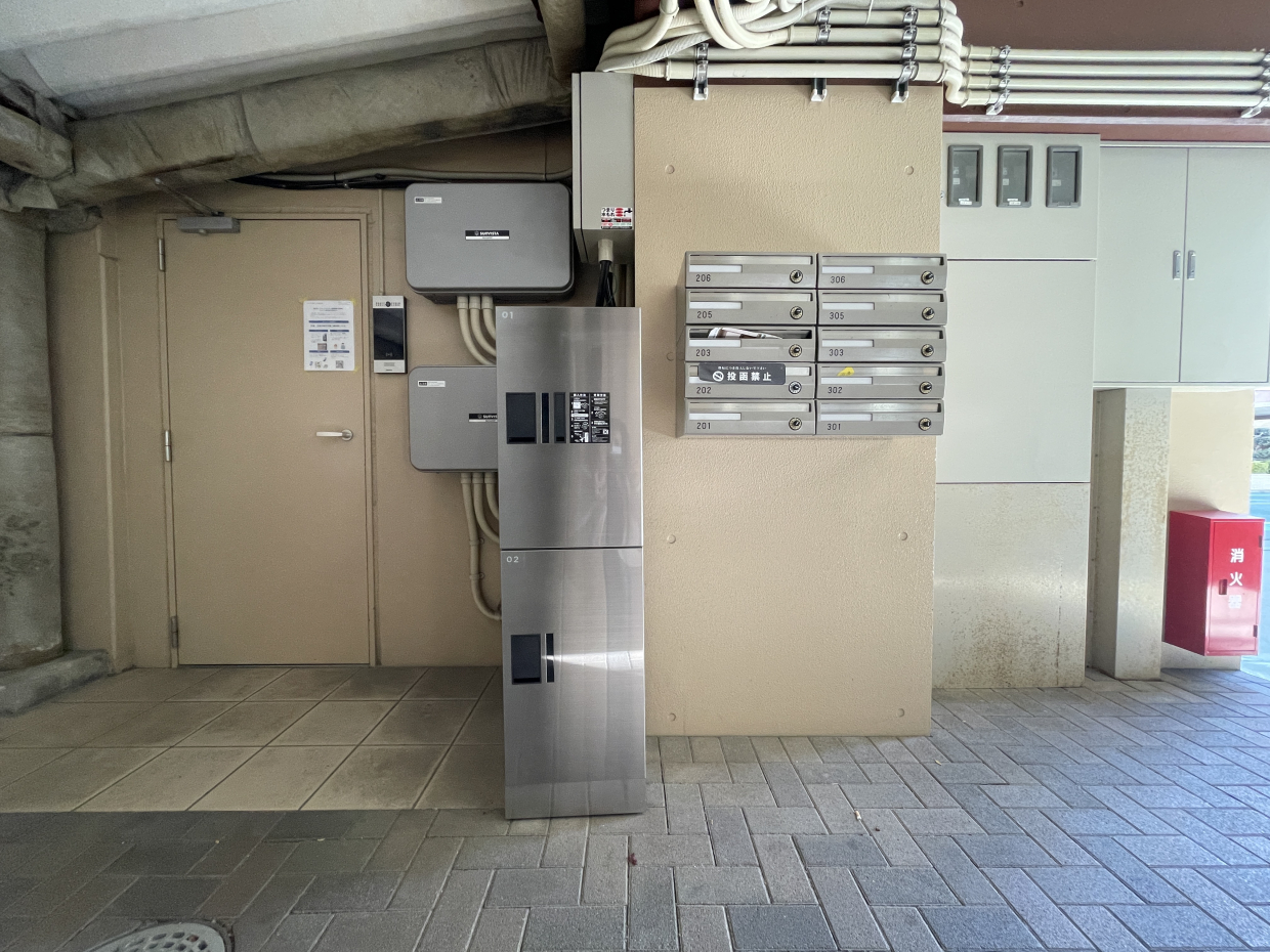 駐車場の一角にポストと宅配BOX