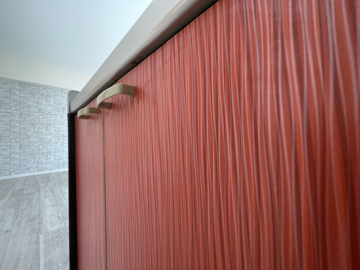 赤いクロスが印象的なキッチン