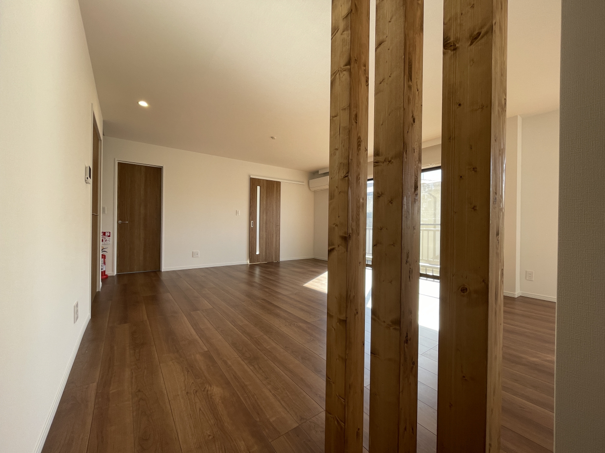 目隠しのルーバーが部屋のアクセントになっています