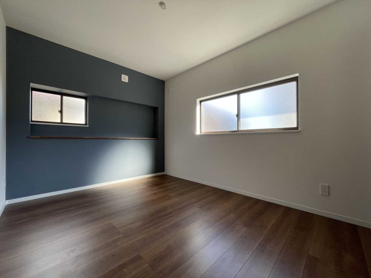 シックなアクセントクロスが印象的