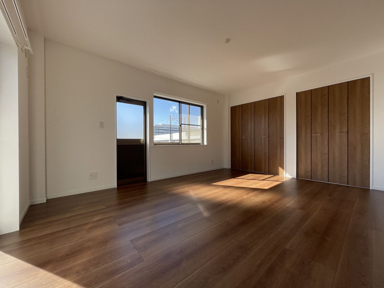 2階洋室は2部屋ともに南向きの窓があり、日当たり抜群