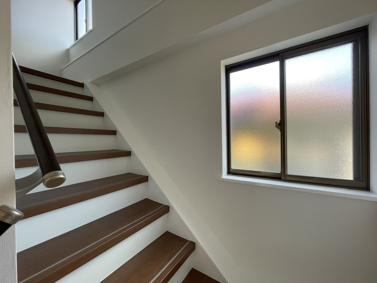 階段に2か所窓があり、明るいです