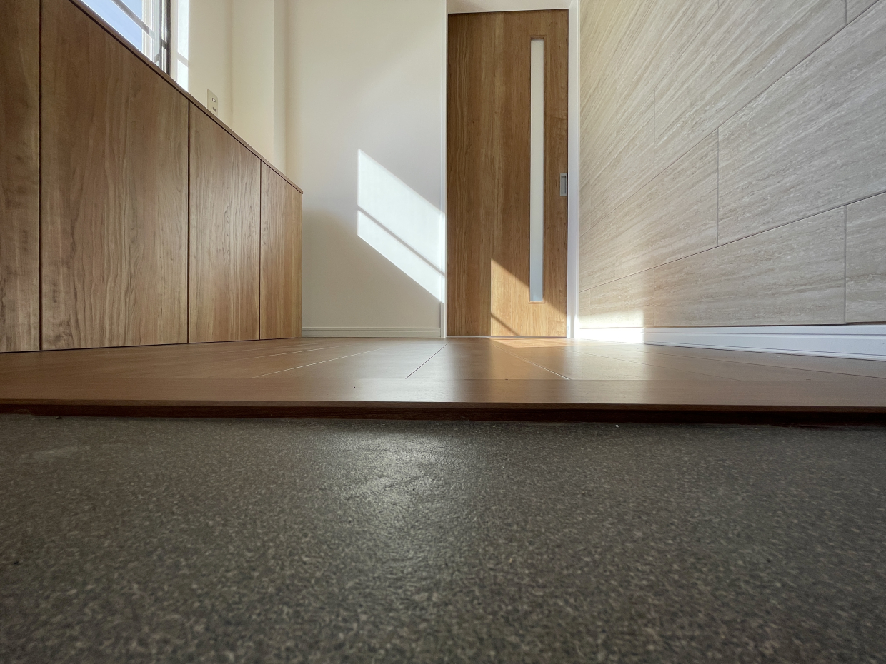 玄関は土間とフローリングの段差が低くなっています