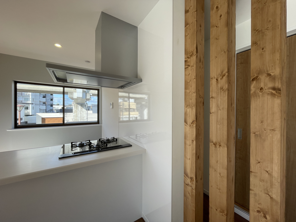 ルーバーの裏はトイレ、バスルーム