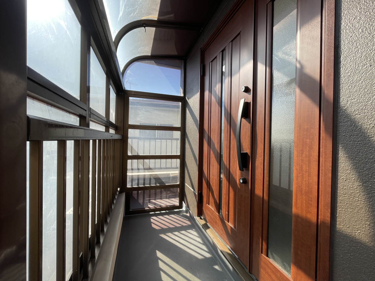 2階玄関は雨に濡れずに出入りが出来ます