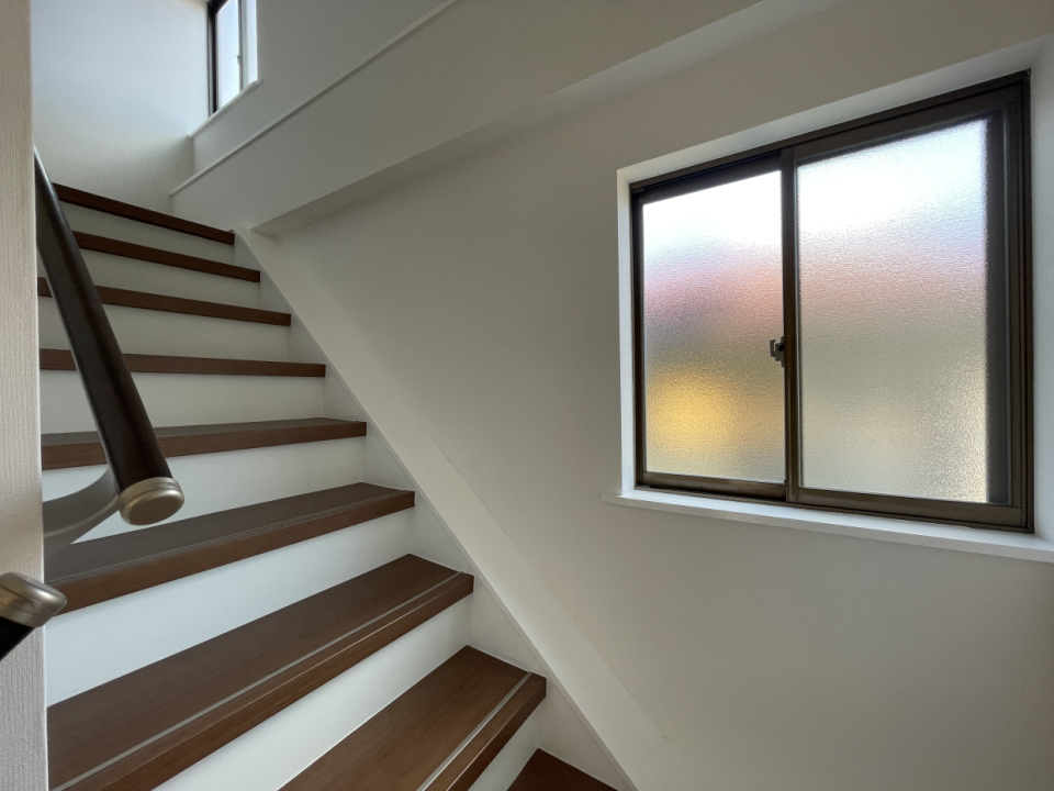 階段に2か所窓があり、明るいです