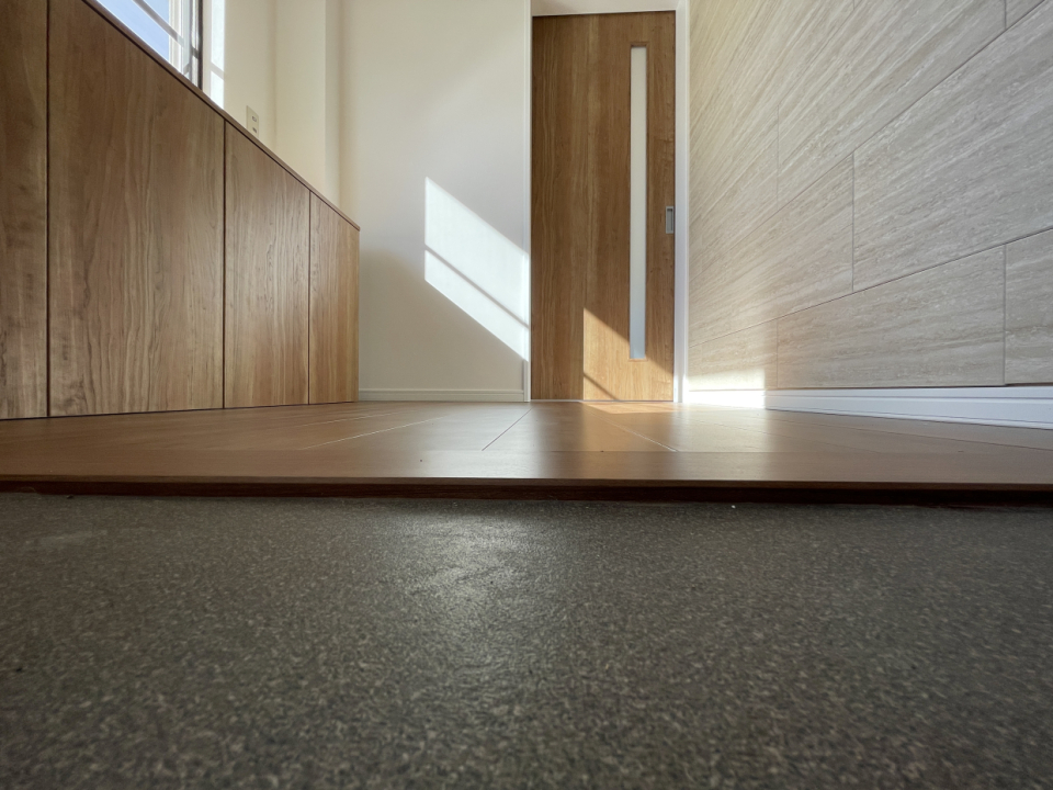 玄関は土間とフローリングの段差が低くなっています