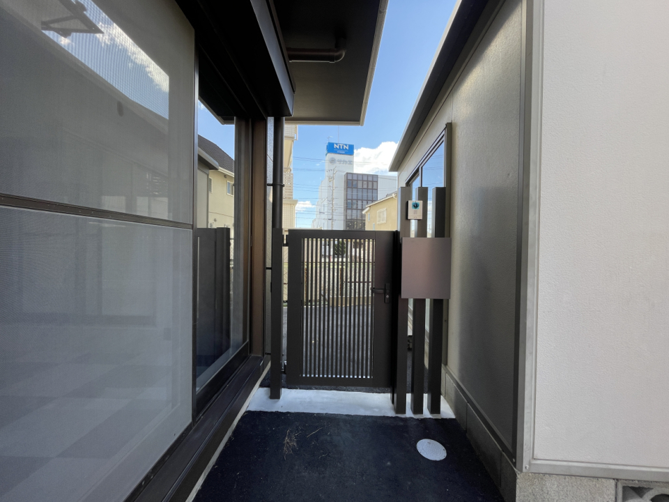 建物右側にインターホン