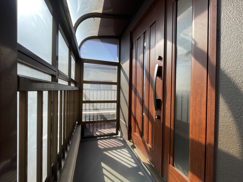 2階玄関は雨に濡れずに出入りが出来ます