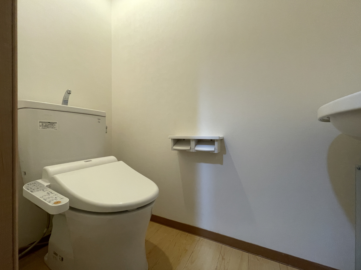 温水洗浄便座付きのトイレ