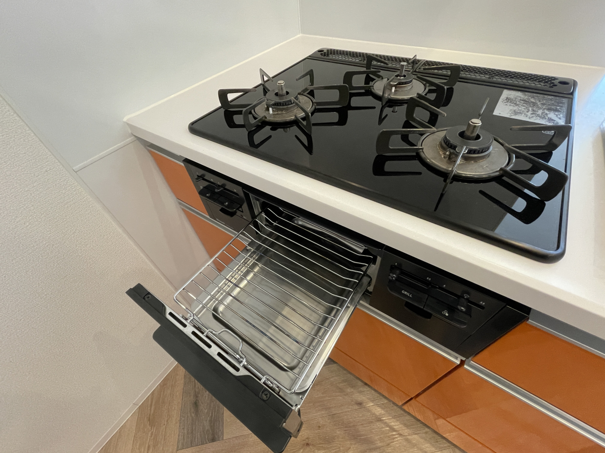 3口ガスコンロに加え魚焼きグリル付き
