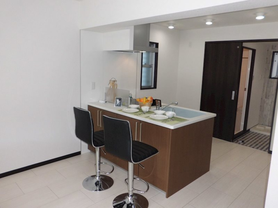 対面式キッチンでカウンターで食事をすることもできる