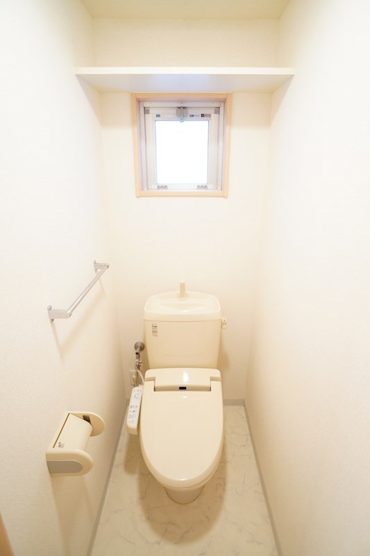 窓付きのトイレ