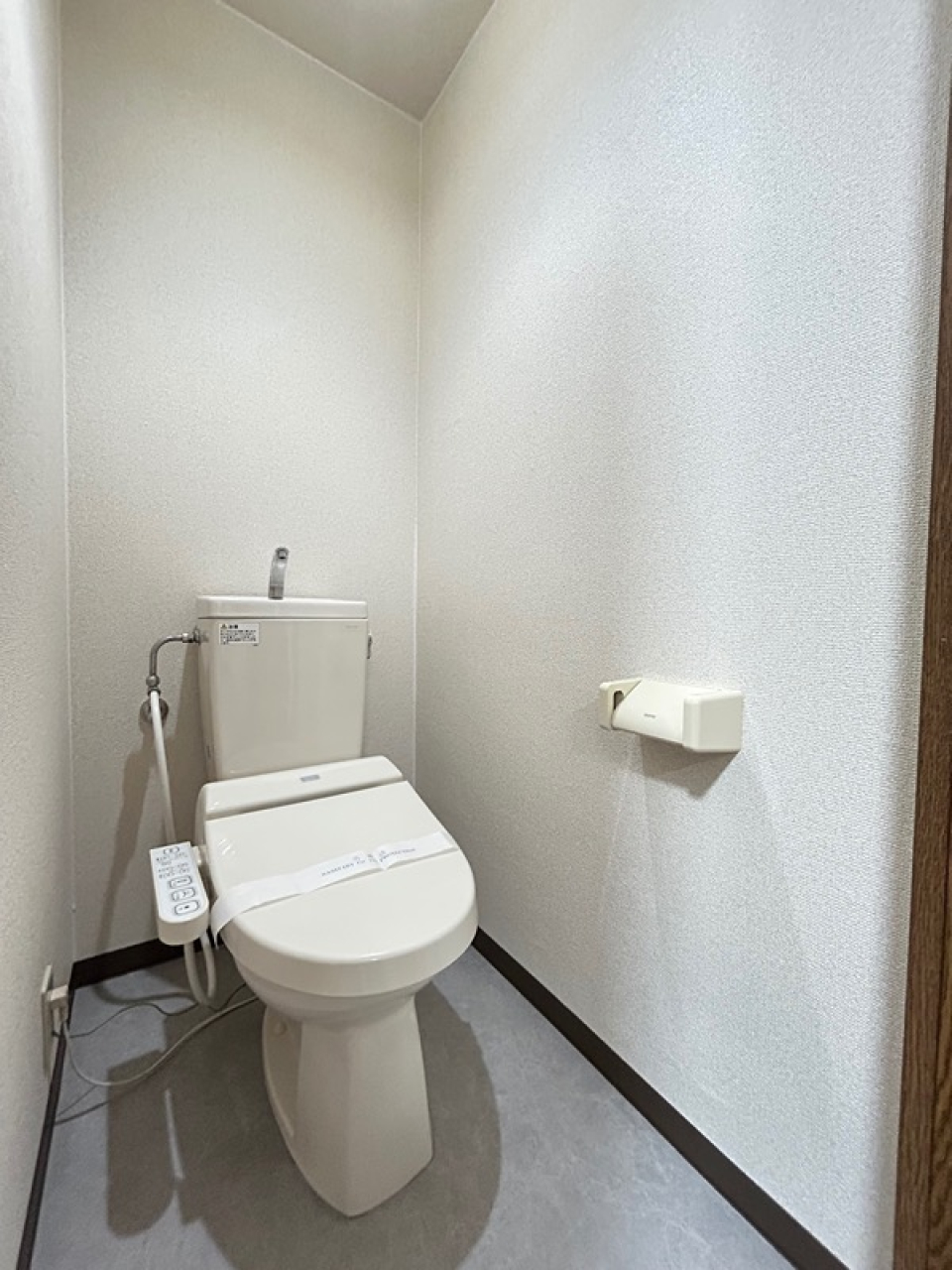 トイレは独立しており温水洗浄便座付き