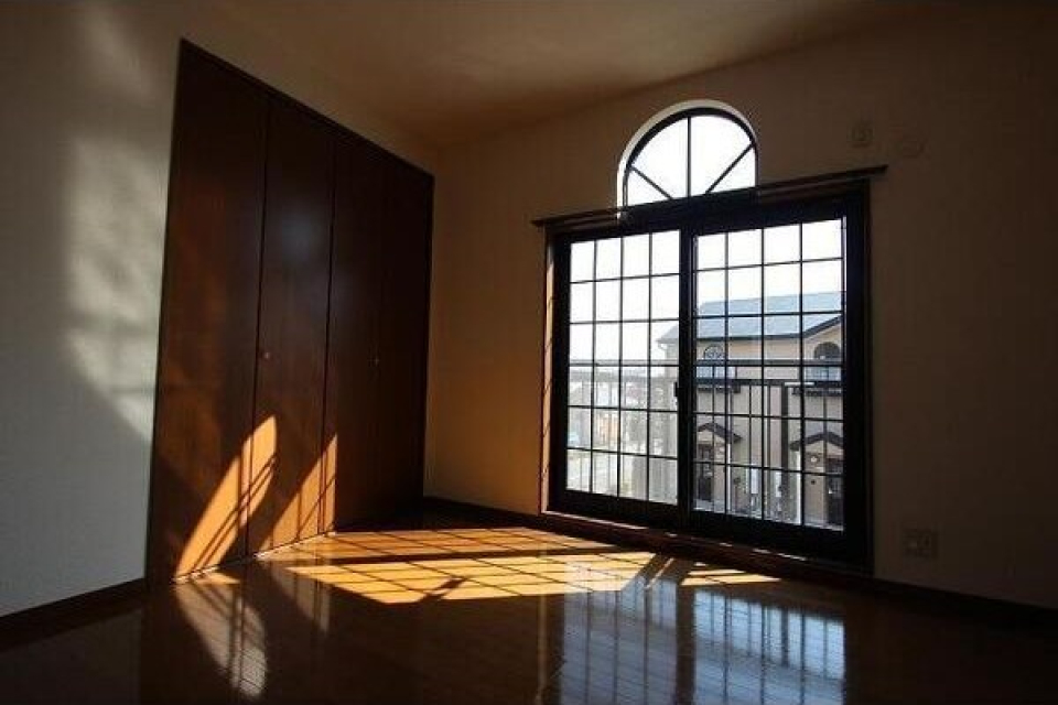 アーチ状の窓がかわいい