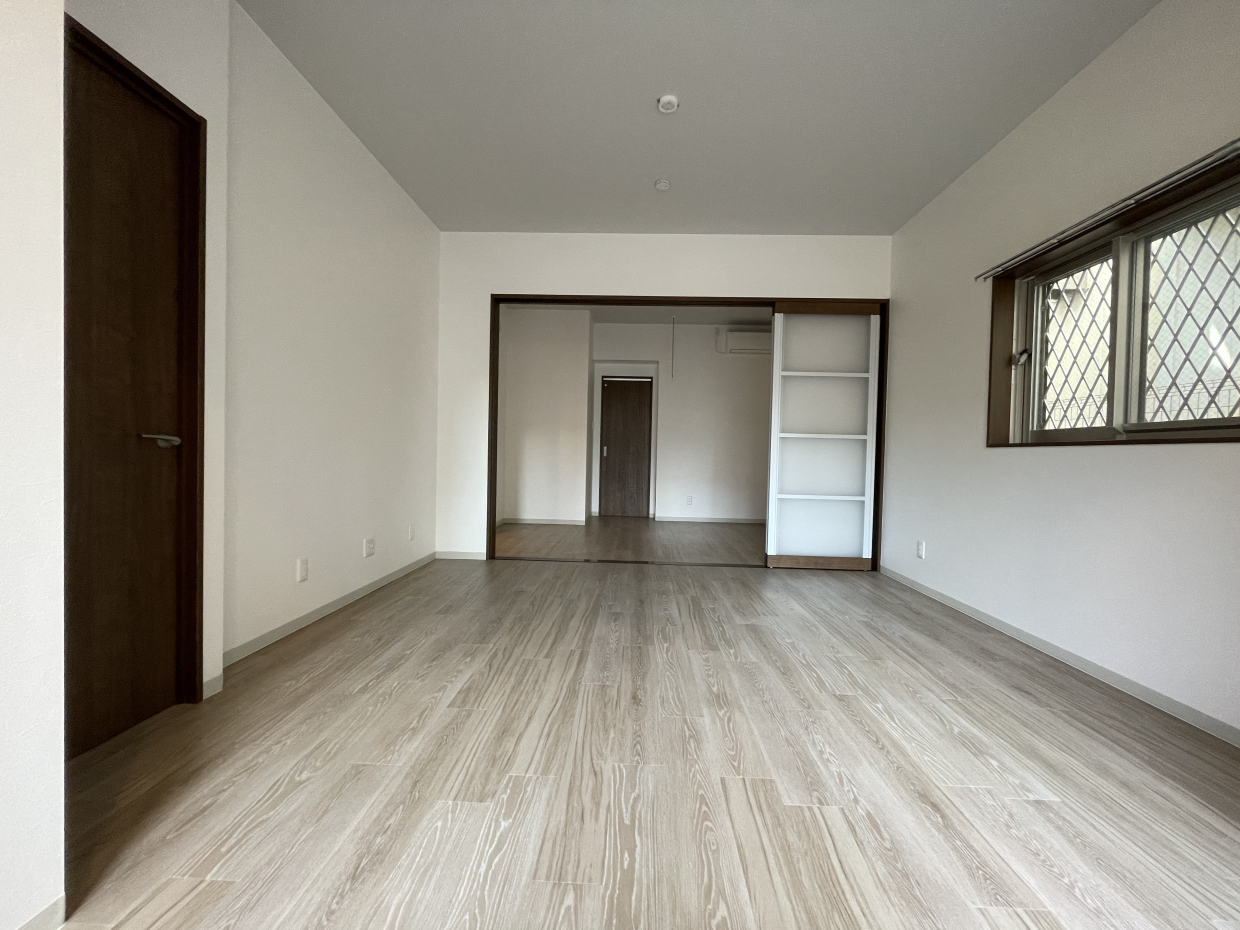 ホワイト&times;ブラウンの大人モダンなお部屋