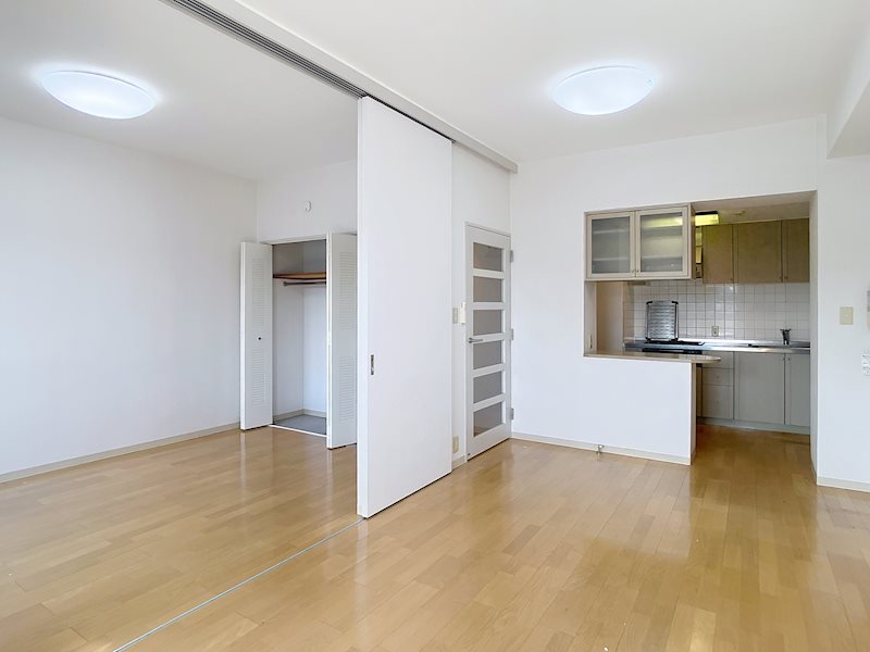 引き戸を開けるともっと広々