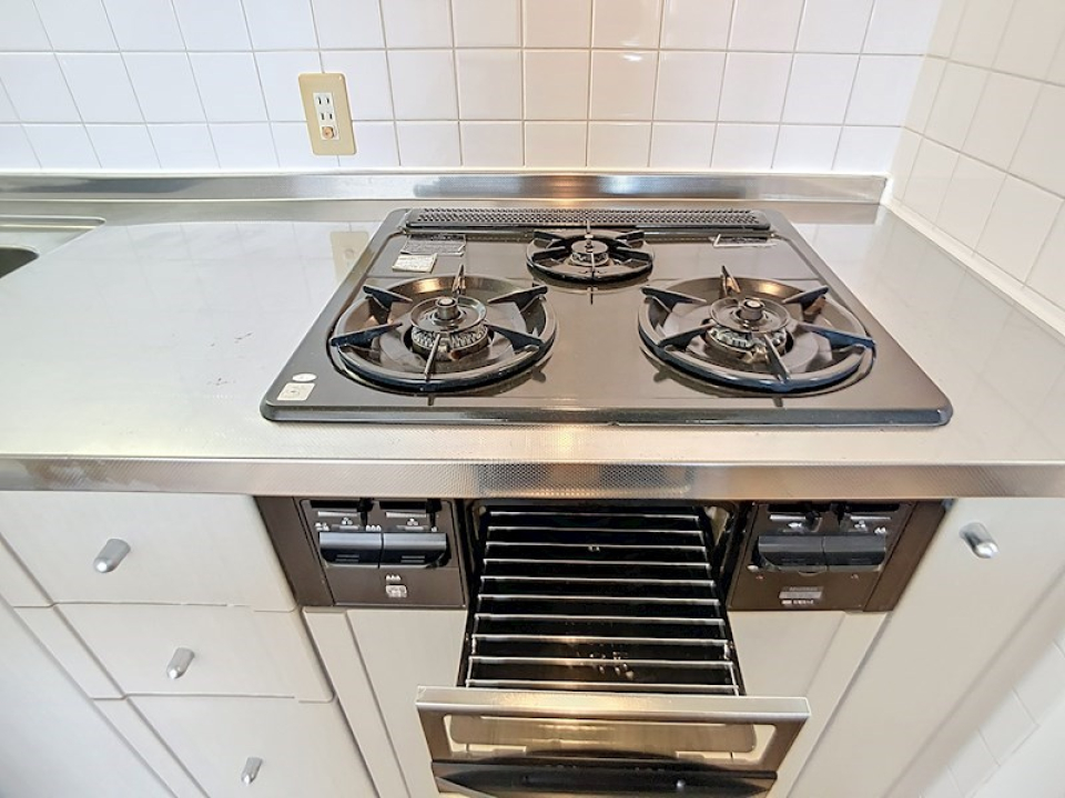 3口ガスコンロの魚焼きグリル付き！