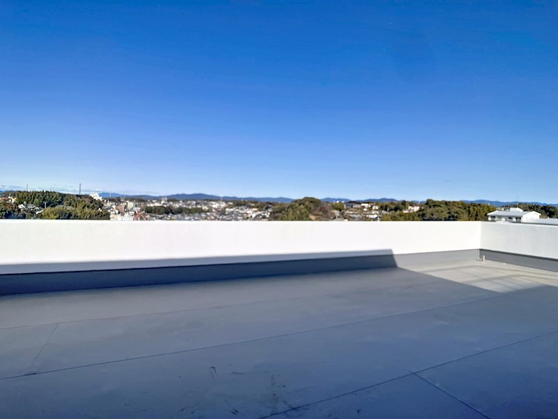 南面バルコニーから空に手が届きそう