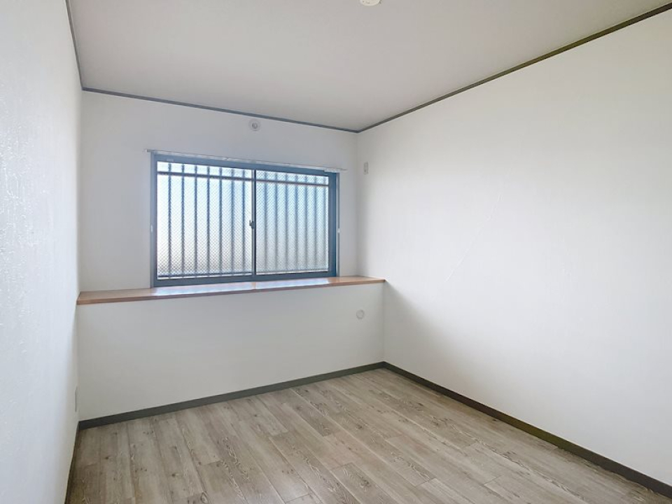 6帖の洋室、窓際がカウンターになってる！