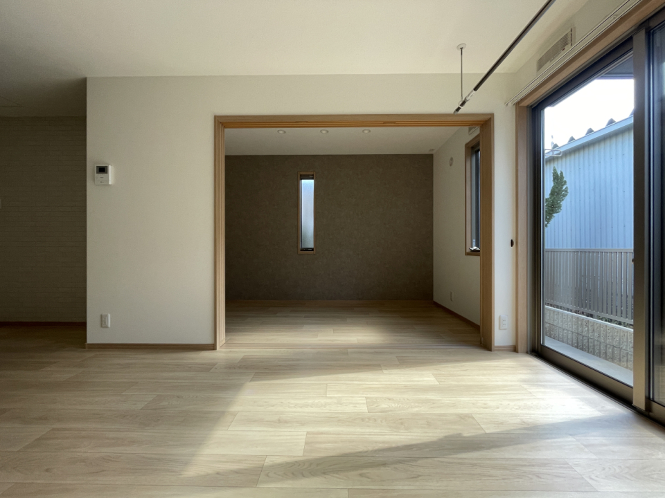 引き戸を開けると洋室が現れます