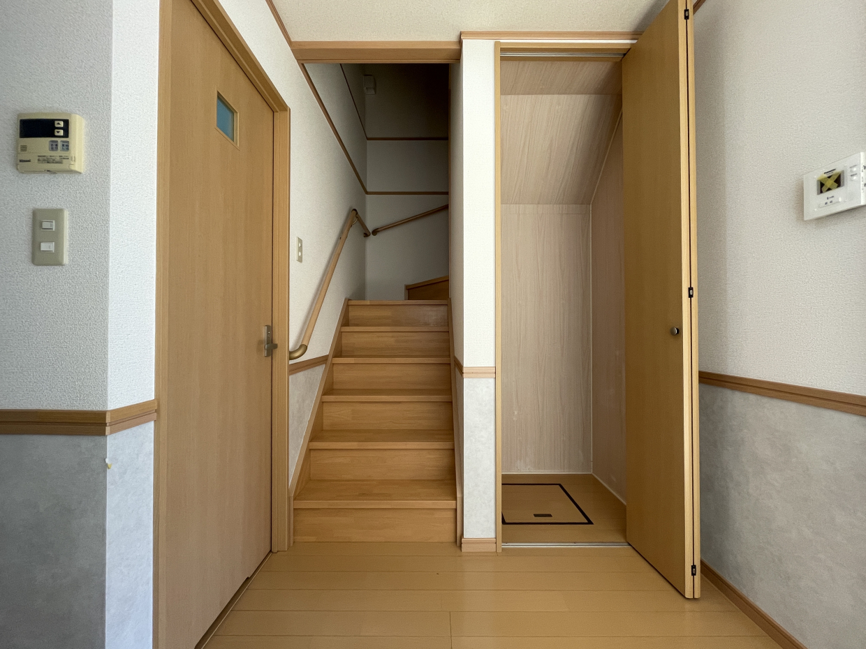 階段下に便利な収納