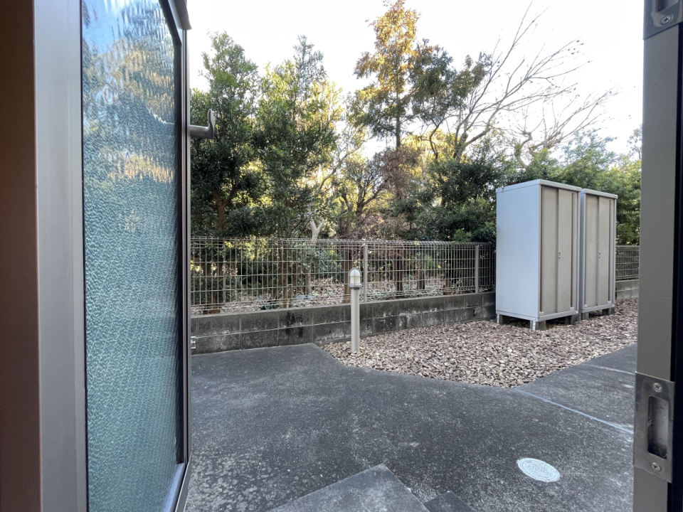 勝手口からお外を覗くと…