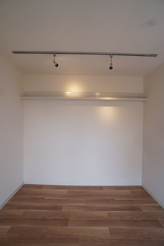 飾り棚がまるでステージ