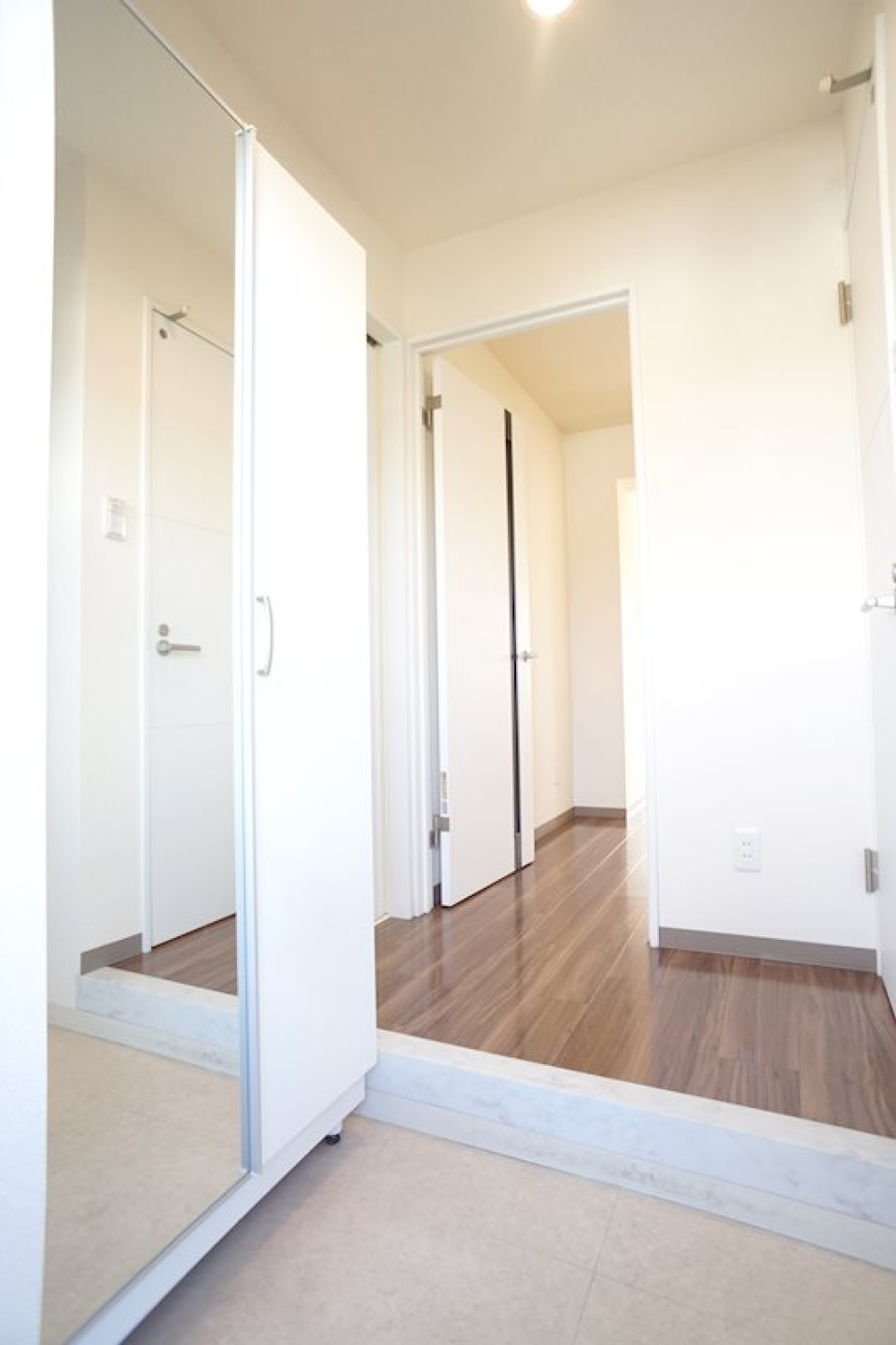 姿見付きのシューズボックス