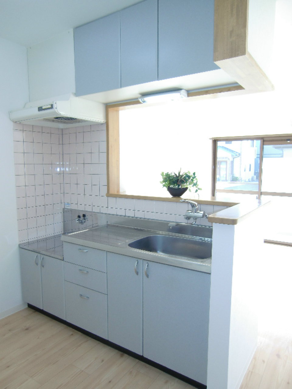 淡い水色のキッチンがかわいい