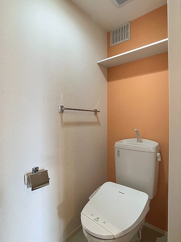 トイレもオレンジカラー！