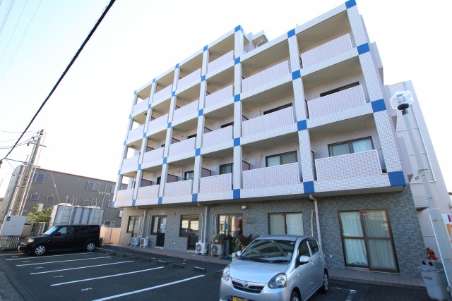 建物外観。1階スペースに店舗が集まってます