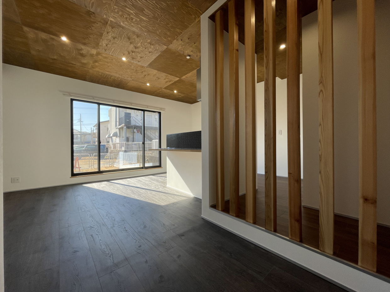 天井に散りばめられたダウンライトが素敵