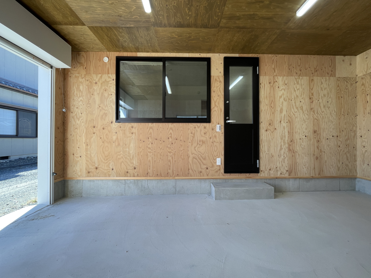 ガレージ間口 W2,550mm&times;H2,200mm 奥行5,300mm