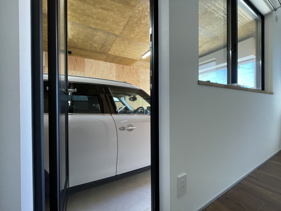 愛車が眺めれらる部屋って車好きにはたまらない？