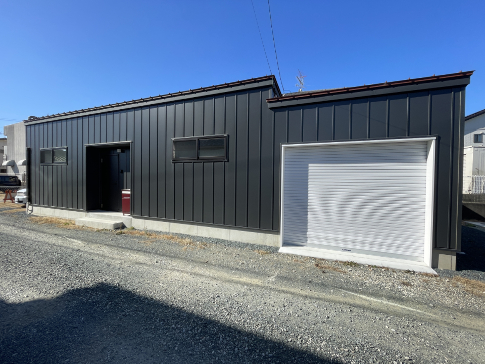 建物名は「RED」ですが外観は「BLACK」です