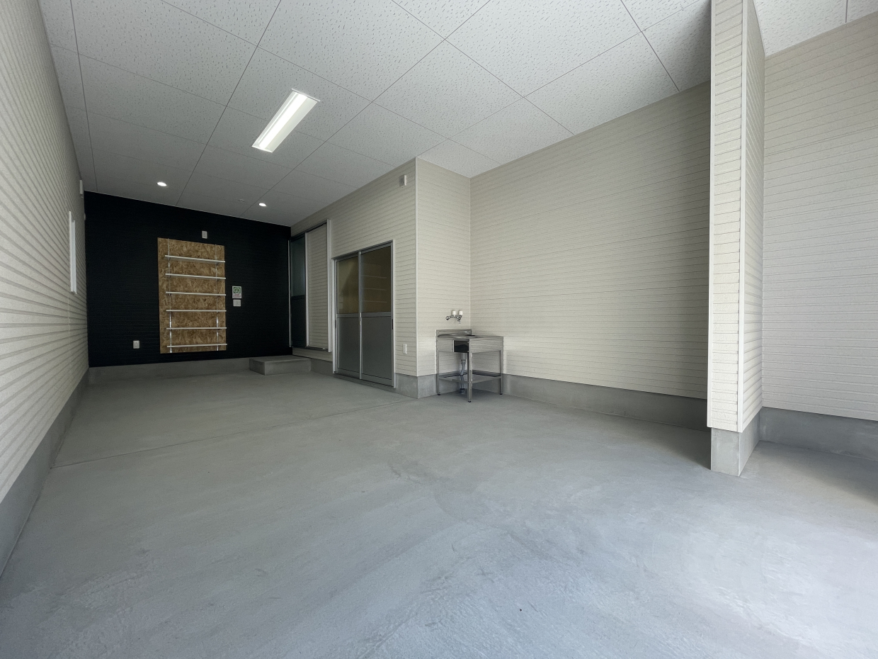 入口は横幅2,610㎜&times;高さ2,440㎜(現地寸法)