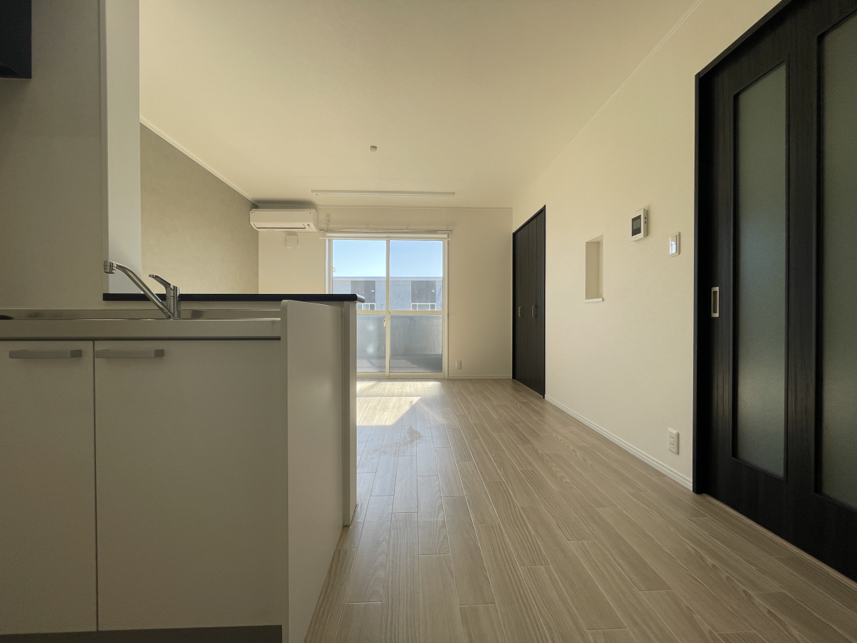 キッチンは対面式のシステムキッチン