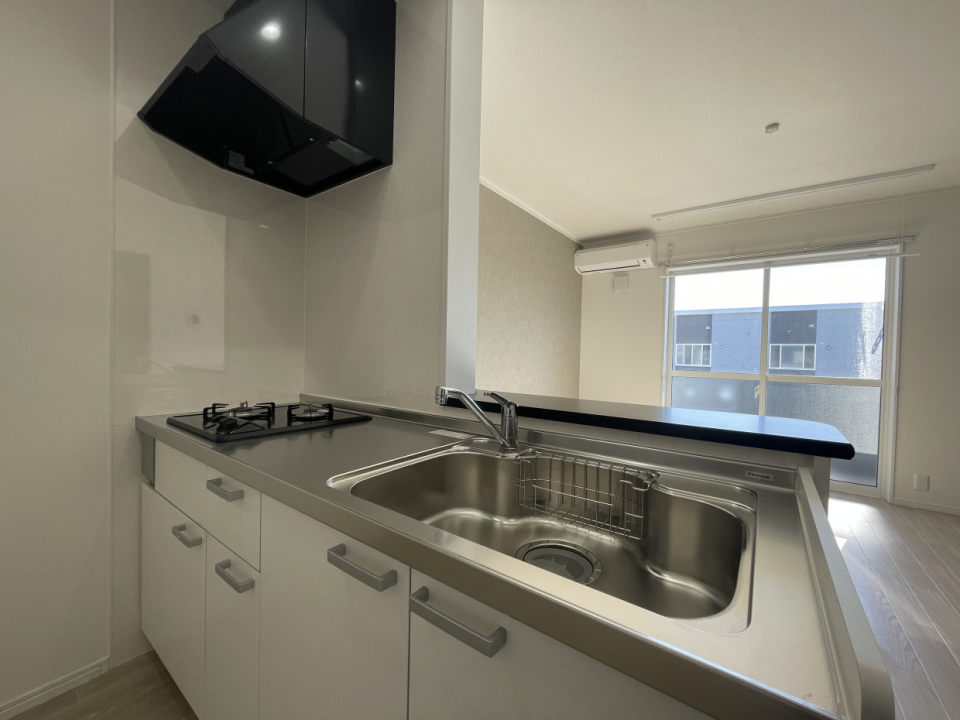 立派なホワイトキッチンでお料理しやすそう