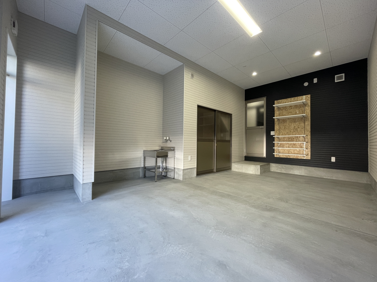 ガレージ内は横幅4ｍ&times;高さ3ｍ&times;奥行6ｍ