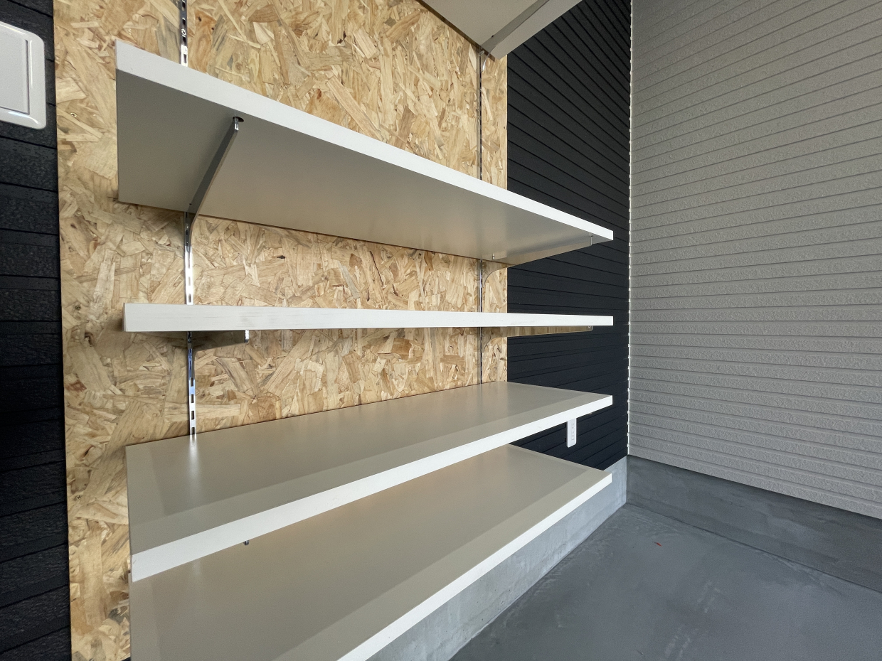 工具を並べたり、アウトドア用品を並べたり...