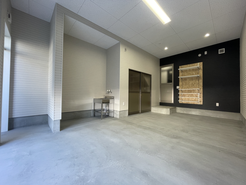 ガレージ内は横幅4ｍ×高さ3ｍ×奥行6ｍ