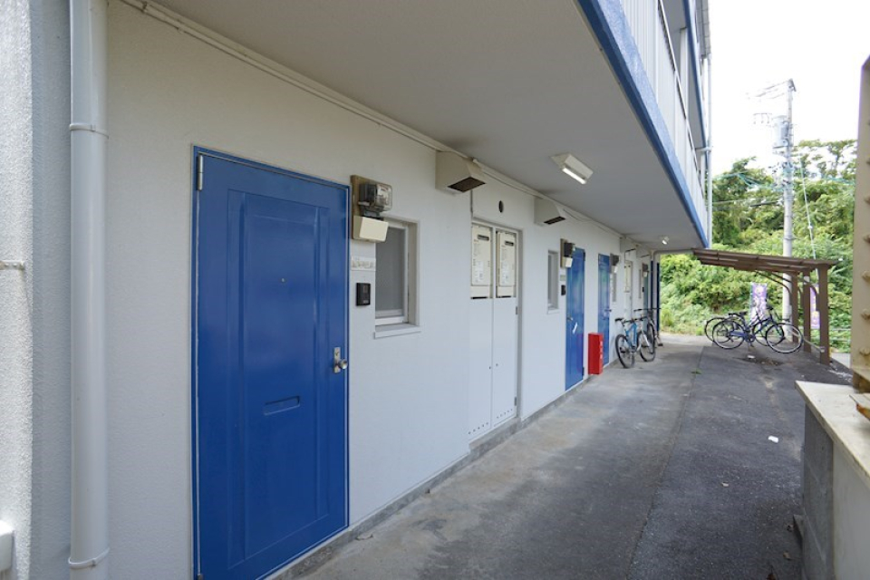 外から見た玄関ドアはビビッドなブルー