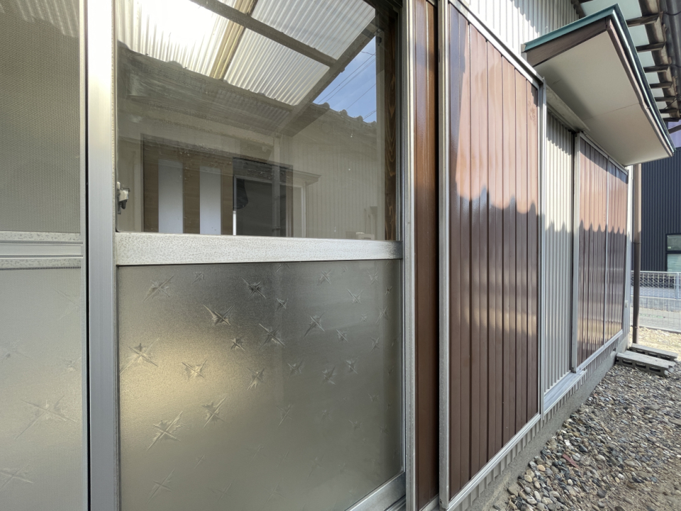 雨戸はなぜか外からしか開けれない仕様に...