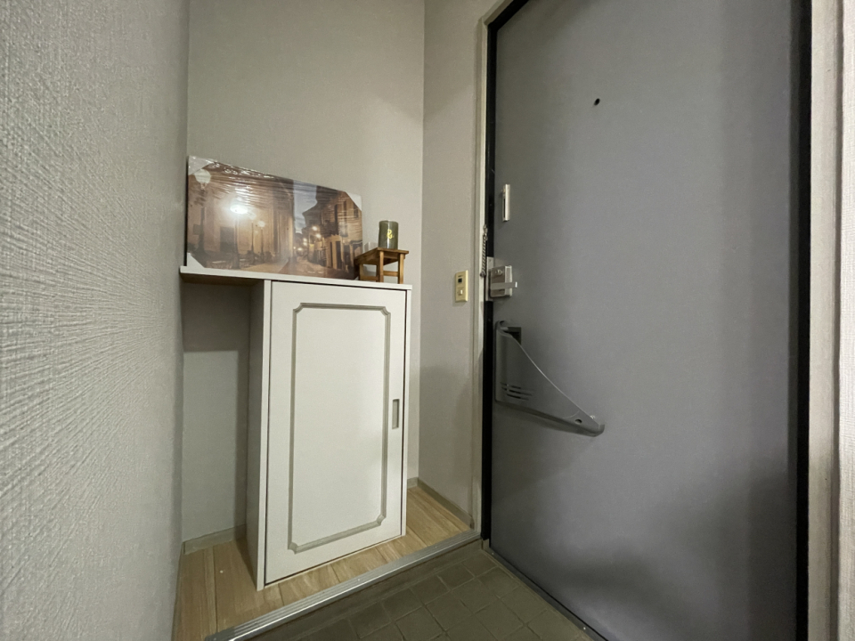 玄関は狭め