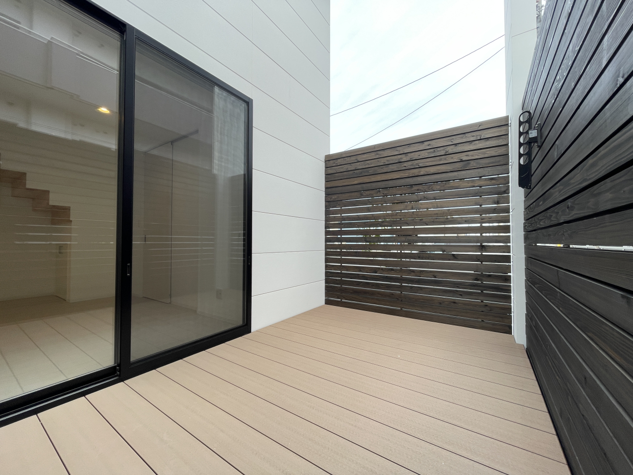 バルコニーの代わりにウッドデッキが付いています