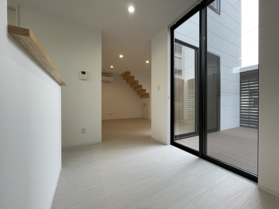 ウッドデッキ付き