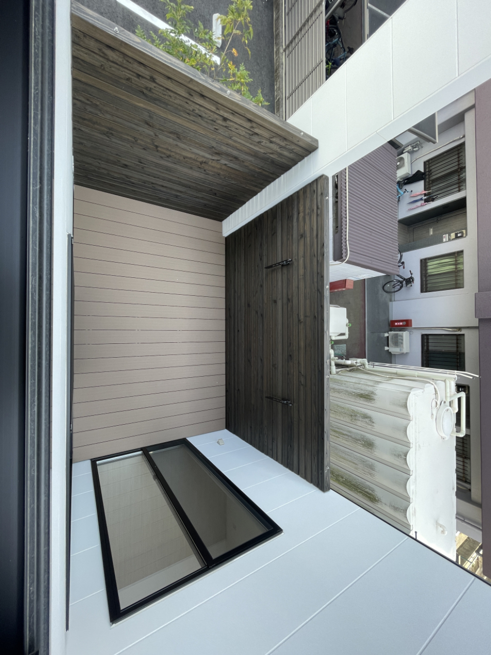 2階から眺めたウッドデッキスペース